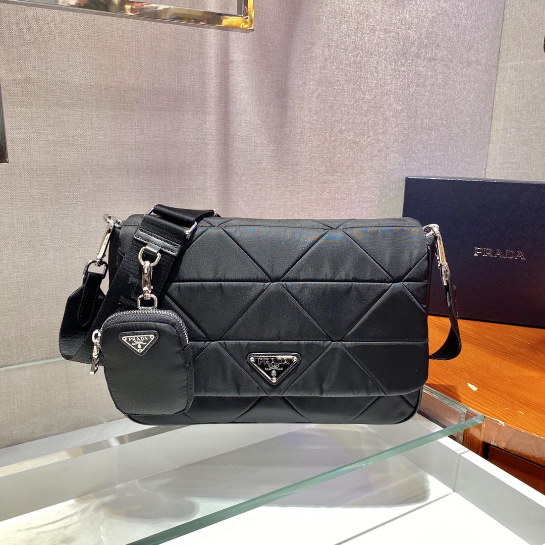 Prada_Bag_1B